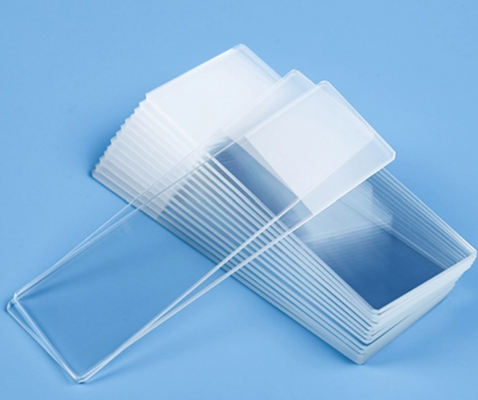 Buon prezzo Sottostrato di vetro galleggiante di alluminio-silicato ultrabianco per diapositive al microscopio 1,0 mm-1,2 mm Spessore DOL ≥500Mpa in linea